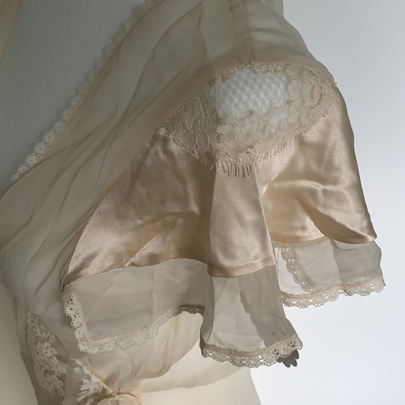 Sheer lace lingerie cover - Picture 5 of 10